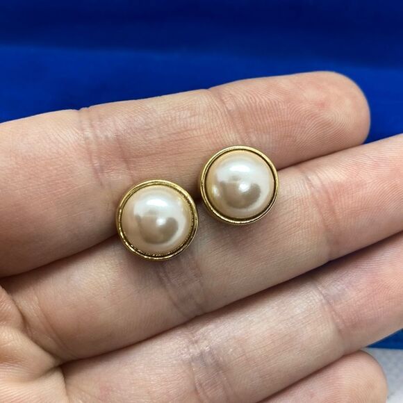 💛 Vintage Gold Tone Faux Pearl Earrings - Picture 2 of 3